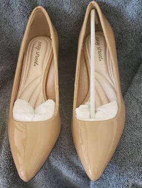 easy street Size 11  Nude Patent Pointed-Toe Heels Nwob